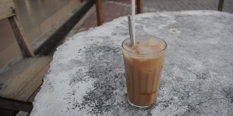 Segelas kopi susu yang tersaji di meja Warung Kopi Ake, Belitung. Warung Kopi Ake yang terletak di KV Senang 57 Belitung ini mulai berjualan sejak tahun 1922.