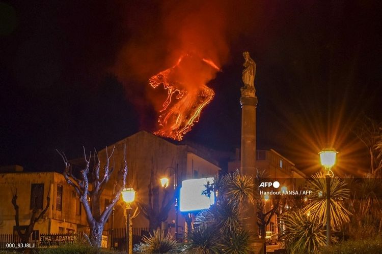 Foto ini diambil pada akhir 21 Februari 2021 di Milo, dekat Catania, Sisilia, dan diperoleh pada 22 Februari 2021 dari kantor berita Italia Ansa, menunjukkan lahar mengalir di sepanjang sisi kawah selatan gunung berapi Etna sebagai episode letusan baru air mancur lava tinggi, yang dikenal sebagai paroksisma.