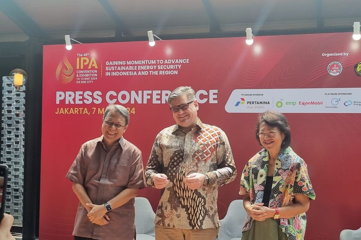 Ketua Panitia IPA Convex 2024 Krishna Ismaputra, Direktur IPA Greg Holman, dan Executive Director IPA Marjolijn Wajong saat konferensi pers Road to IPA Convex di Jakarta, Selasa (7/5/2024)