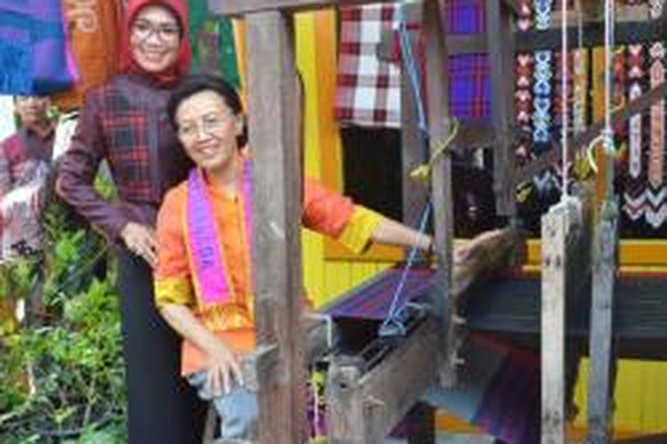 Istri Wapres Budiono, Herawati Budiono, mencoba menenun kain sarung Samarinda dengan alat tenun tradisional