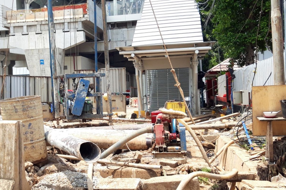 Galian fondasi untuk pembangunan skybridge Stasiun Velodrome LRT dan Halte Pemuda Rawamangun, Jakarta Timur, Senin (25/2/2019)