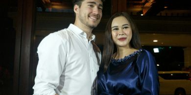 Penyanyi yang juga artis peran Aura Kasih bersama sang suami, Eryck Amaral saat ditemui di fashion show 'The Miracle Garden', di The Sultan Hotel & Residence Jakarta, Jalan Jendral Gatot Subroto, Tanah Abang, Jakarta Pusat, Senin (27/5/2018).