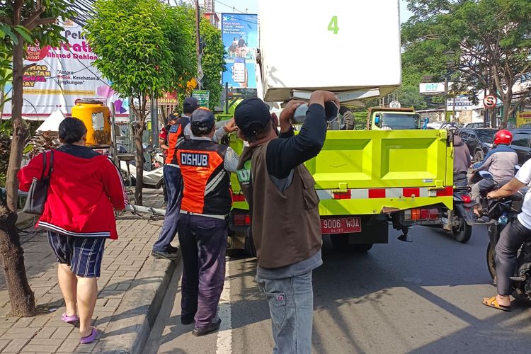 Dishub Berencana Bakal Mengganti Tiang PJU yang Rubuh di Depan Kampus UMJ Tangsel. Tiang tersebut rubuh pada pukul 02.00 WIB dan selesai dievakuasi sekitar pukul 09.00 WIB