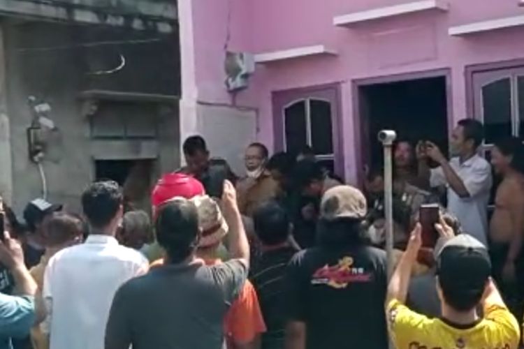 Pengamanan sosok pria ODGJ yang sempat melukai tiga warga di Kelurahan Lumpur, Kecamatan/Kabupaten Gresik, Jawa Timur.