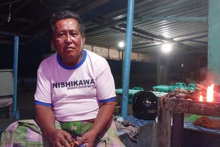 Abdul Gani, nelayan yang ditemui di warung miliknya di pinggir pantai Jempol