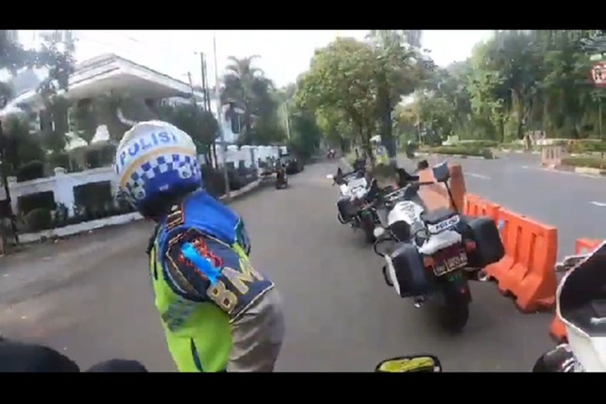 tangkapan layar video kelompok motor sport yang diberhentikan polisi,