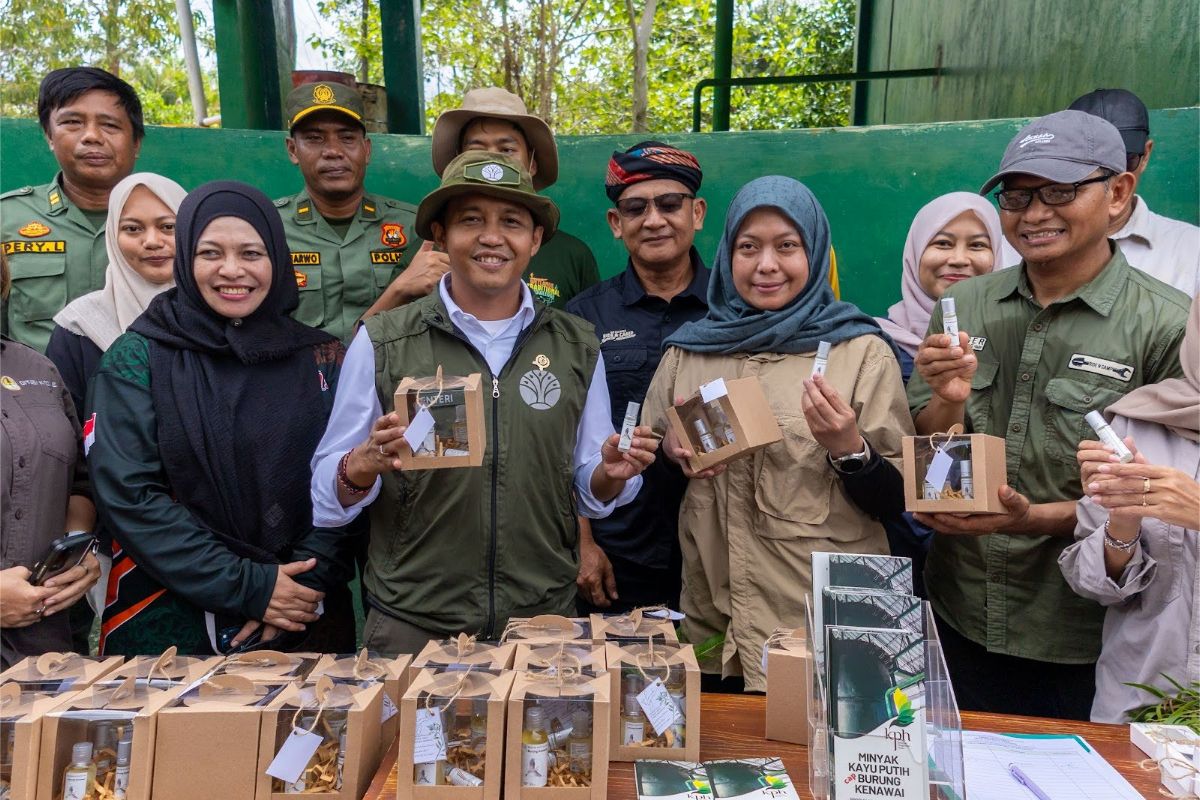 Kepala Dinas Kehutanan Provinsi Kalimantan Timur Nur Laila (kanan) bersama Menteri Kehutanan Raja Juli Antoni (kiri) menunjukkan produk hasil olahan Kesatuan Pengolahan Hutan (KPH) Kalimantan Timur dalam rangka peringatan Hari Lahan Basah Sedunia di lokasi project NASCLIM, Desa Liagu, Tarakan, Kaminantan Utara, Sabtu (7/2/2026)