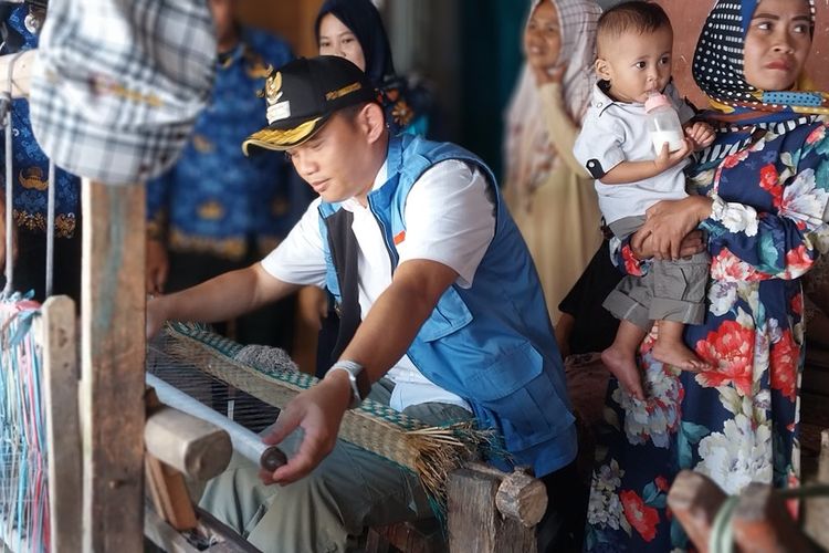 Pj Wali Kota Tasikmalaya Cheka Virgowansyah berkunjung ke rumah warga pelosok yang memiliki anak stunting di Purbaratu, Kota Tasikmalaya, Jawa Barat, Senin (5/6/2023).