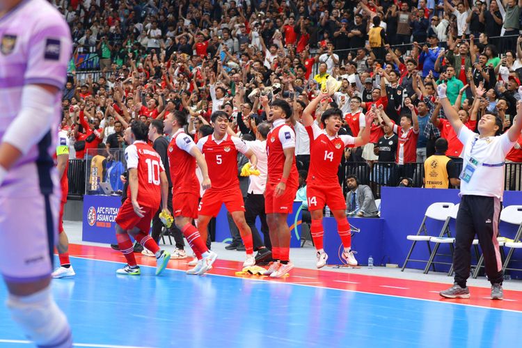 Selebrasi para pemain timnas futsal Indonesia saat mengalahkan Jepang dalam AFC Futsal ASIAN CUP 2026  di Indonesia Arena, Jakarta Pusat, Kamis (6/2/2026). Indonesia berhasil lolos ke babak final.