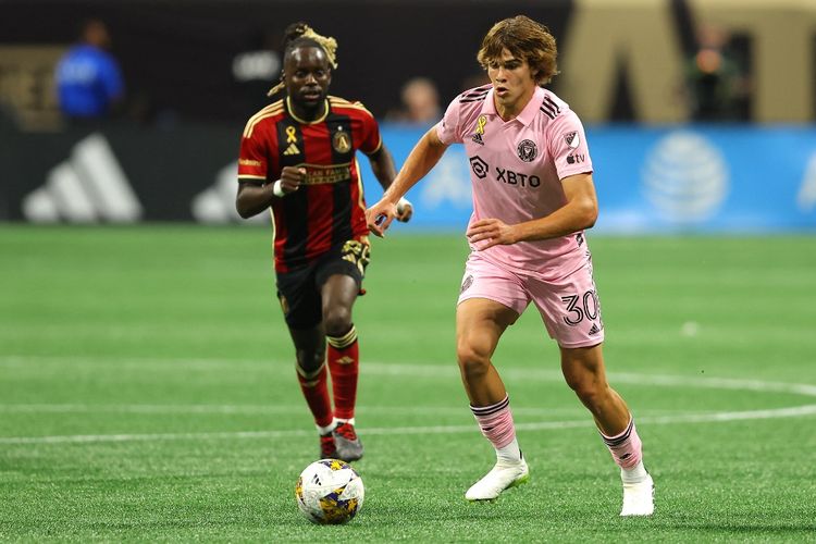 Pemain tengah Inter Miami CF, Benjamin Cremaschi (kanan), dibayangi oleh pemain Atlanta United, Tristan Muyumba, dalam laga lanjutan Major League Soccer (MLS) 2023 yang digelar di Mercedes-Benz Stadium, Atlanta, Georgia, pada Sabtu (16/9/2023) malam waktu setempat. (Foto oleh Michael Zarrilli / GETTY IMAGES NORTH AMERICA / Getty Images via AFP)