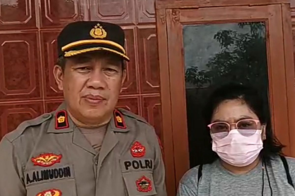 Datu (30) melapor kehilangan suaminya, Hagai, namun polisi malah tertawa hingga bilang ganti suami.