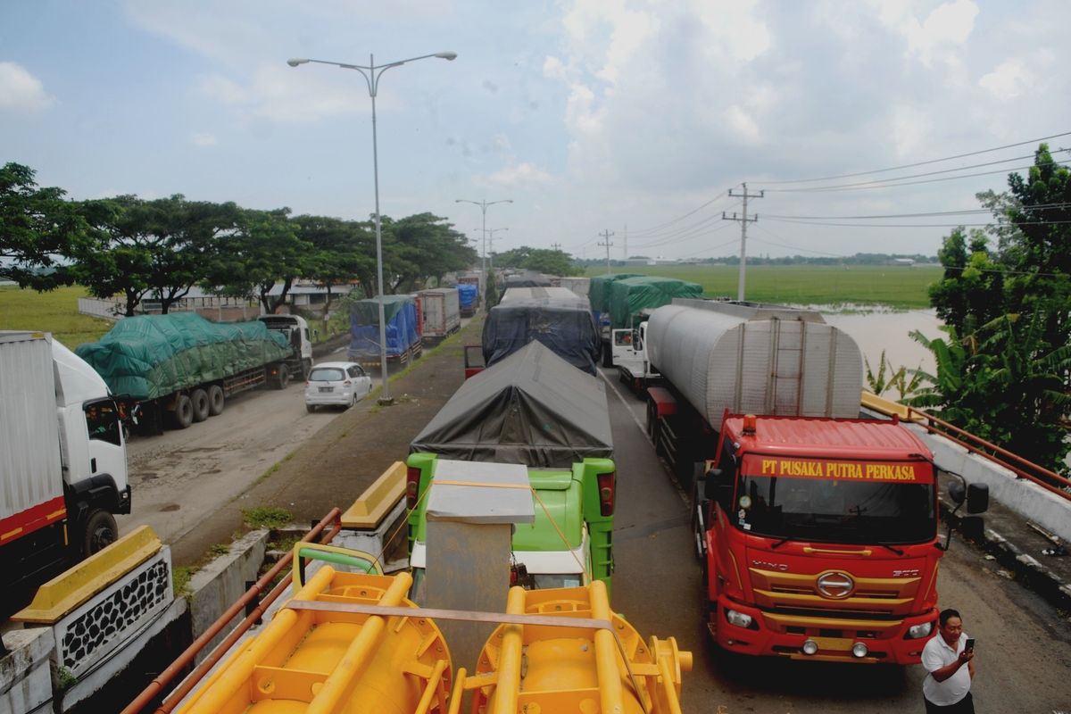 Kemacetan panjang kendaraan yang didominasi truk muatan besar mengular di ruas jalan jalur Pantura wilayah Kabupaten Pati, Jawa Tengah menuju Kabupaten Rembang, Jateng, Jumat (3/3/2023) siang. 