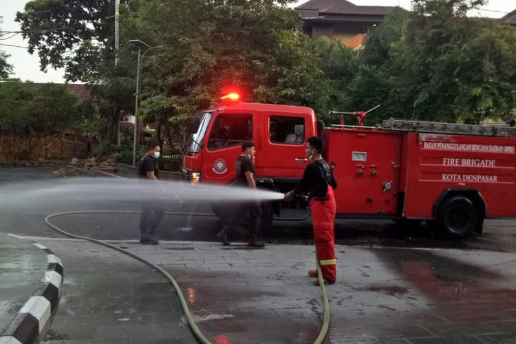 Penyemprotan Disinfektan di Wilayah Jalan Kota DenpasarDenpasar pada Minggu (22/03/2020)