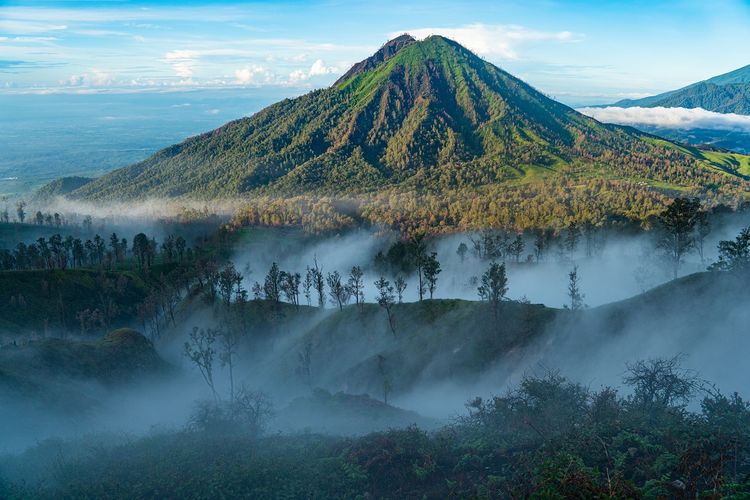 Gunung Raung, Banyuwangi DOK. Shutterstock/Simona Weber