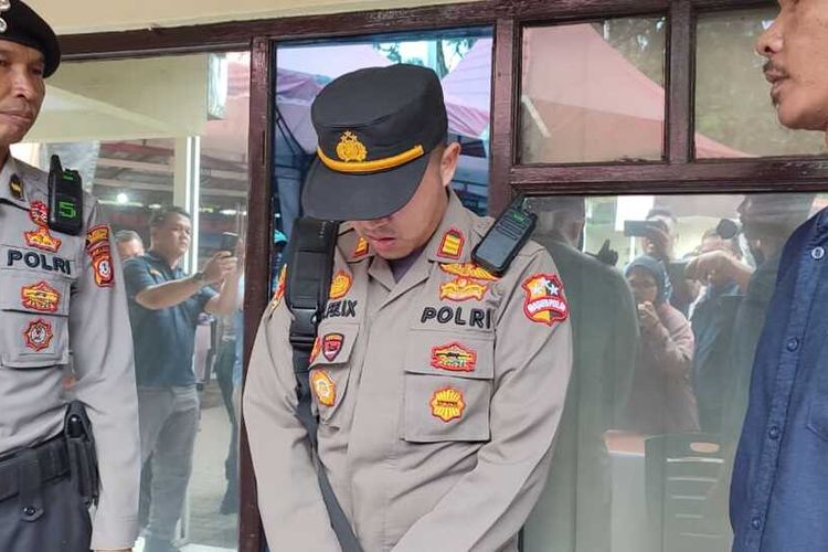 Polisi memperlihatkan polisi gadungan bernama David heydar Pratama (26) menggunakan baju polisi yang didapatkannya di toko daring, Rabu (6/3/2024). pelaku menipu wanita asal Bandung ratusan juta rupiah, uangnya digunakan judi slot.