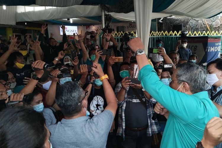 - Pasangan calon wali kota dan wakil wali kota Tangerang Selatan nomor urut 3 Benyamin Davnie-Pilar Saga Ichsan mendatangi posko pemenangan mereka di Jelupang, Serpong Utara, Rabu (9/12/2020) sore. Pasangan tersebut pun langsung disambut yel-yel kemenangan dari para pendukung. 