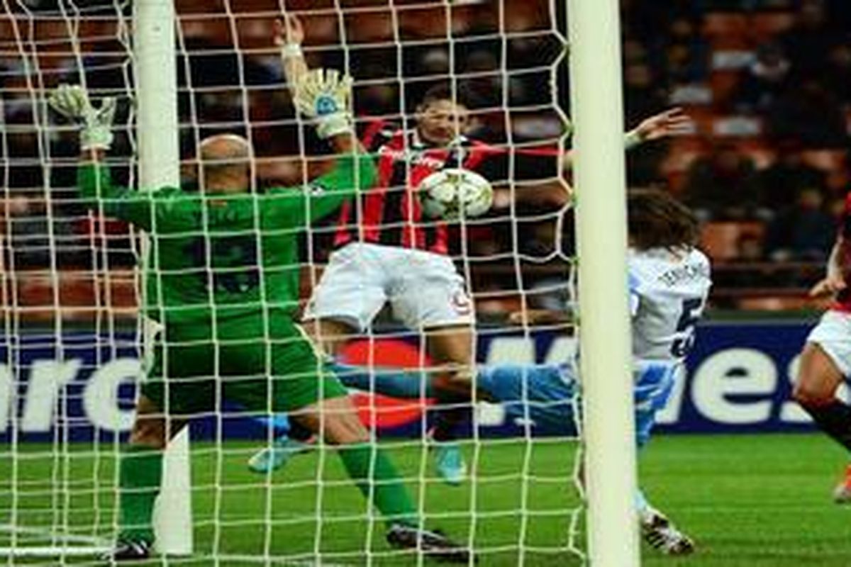 Penyerang AC Milan, Alexandre Pato (kedua dari kiri), membobol gawang Malga, pada pertandingan keempat Grup C Liga Champions, di Santiago Bernabeu, Selasa (6/11/2012). 