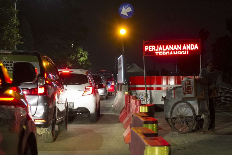 Kemacetan di ruas Jalan Raya Pasar Minggu, Jakarta Selatan, Rabu, (18/12/2019). Kemacetan panjang hingga lenteng agung akibat pembangunan fly over Lenteng Agung.
