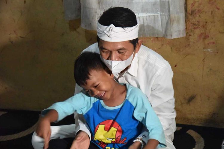 Anggota DPR RI, Dedi Mulyadi, mengunjungi rumah Muhammad Andrian atau Ian (7), bocah penjual tisu yang viral di media sosial dengan aksinya mengawal ambulance.