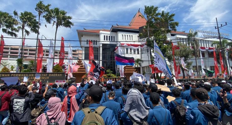 Tolak Revisi UU Pilkada, Massa Mahasiswa Kembali Datangi di DPRD Jatim
