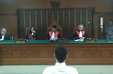 Steve Emmanuel Sibuk Usir Nyamuk Saat Hakim Bacakan Vonis