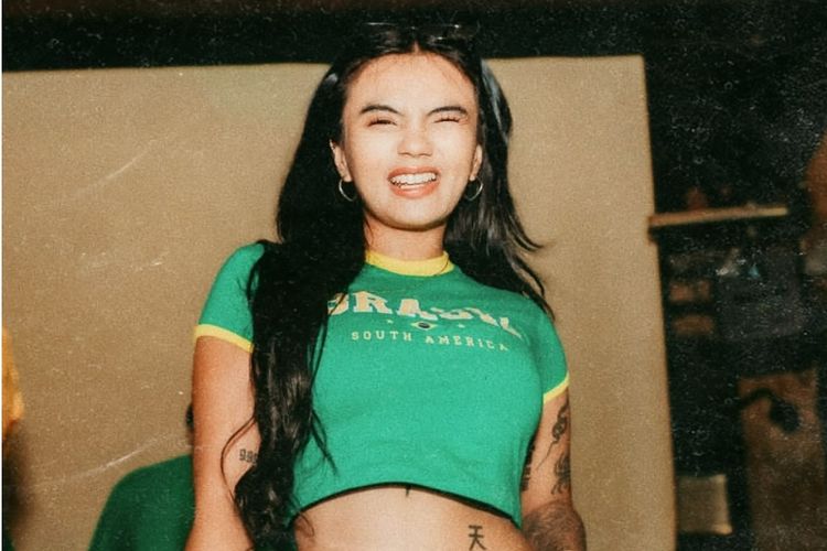 Penyanyi Clareesya Minta Maaf soal Foto Gaya Takbir di The Sounds Project