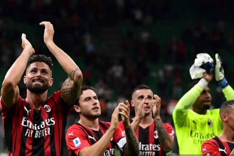 Para pemain AC Milan merayakan kemenangan atas Cagliari di hadapan publik Stadion San Siro, Senin (30/8/2021) dini hari WIB.