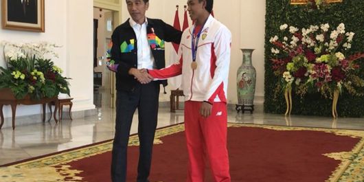 Presiden Joko Widodo saat menyambut juara lari 100 meter dunia under 20 Lalu Muhammad Zohri di Istana Presiden Bogor, Jawa Barat, Rabu (18/7/2018)