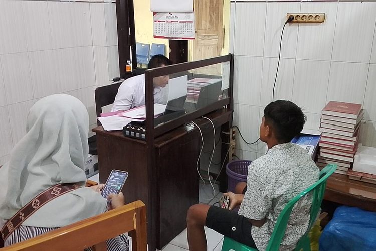 BN dan ibunya menjalani pemeriksaan untuk BAP di ruang penyidik Polsek Ambulu Jember, Senin (29/9/2025).