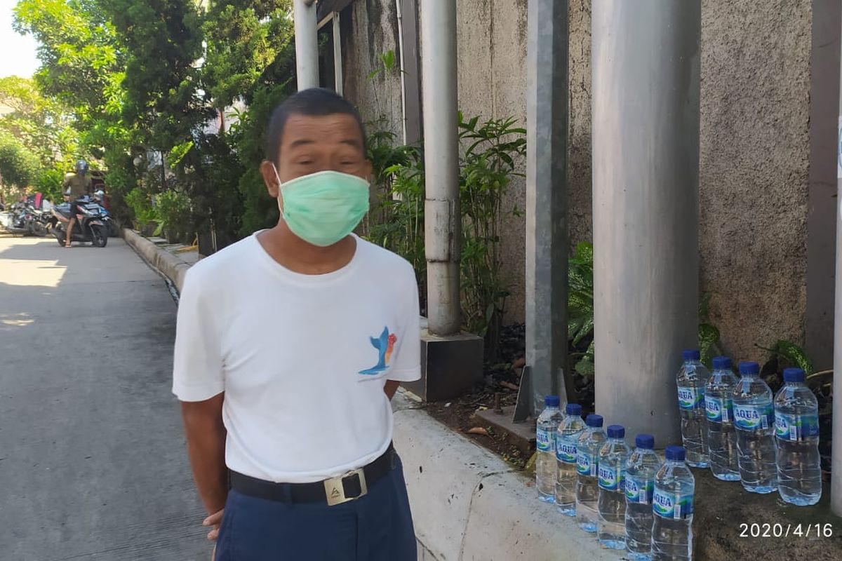 Teguh (55) berjualan air mineral di SPBU Jalan Warung Jati No 28 Jakarta Selatan, Kamis (16/4/2020)