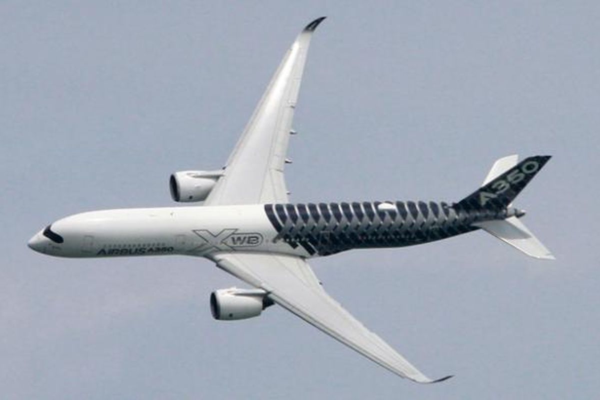 Airbus A350, menjadi satu-satunya pesawat penumpang yang melakukan demonstrasi udara (aerial display) di Singapore Airshow 2016.