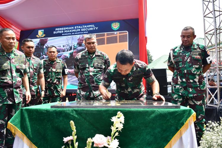 Kepala Staf Angkatan Darat (KSAD) Jenderal Dudung Abdurachman meresmikan instalasi Super Maximum Security (SMS) tahanan Polisi Militer Kodam (Pomdam) III/Siliwangi di Markas Pomdam III/Siliwangi, Bandung, Jawa Barat, Senin (29/8/2022).