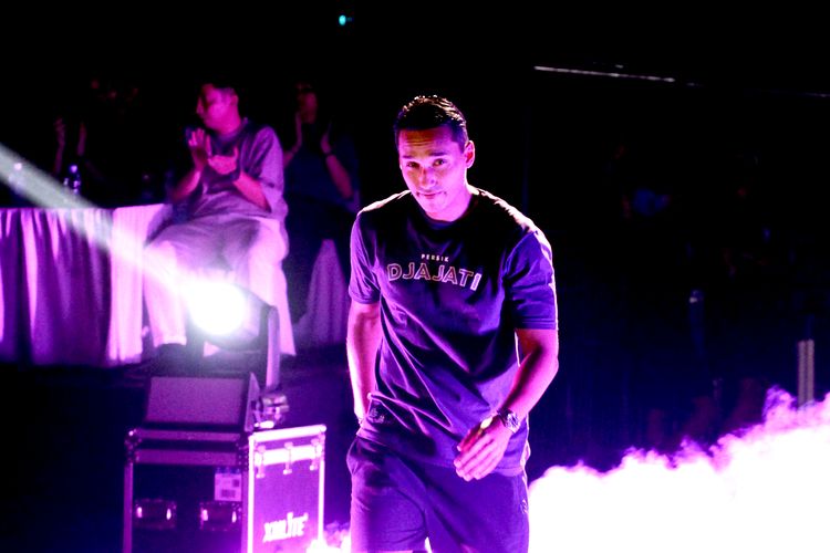 Pemain baru Persik Kediri Ezra Walian saat diperkenalkan pada launching tim untuk mengarungi Super League 2025-2026 di Stadion Brawijaya Kota Kediri, Minggu (19/7/2025) malam.