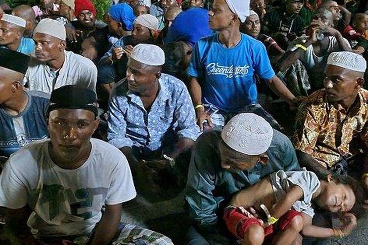 Ratusan imigran Rohingya dengan kondisi memprihatinkan ditempatkan di halaman tengah kantor DPRK Pidie usai diusir warga Gampong Batee Laweung, Kecamatan Muara Tiga Pidie, Kamis (21/12/2023) malam. 