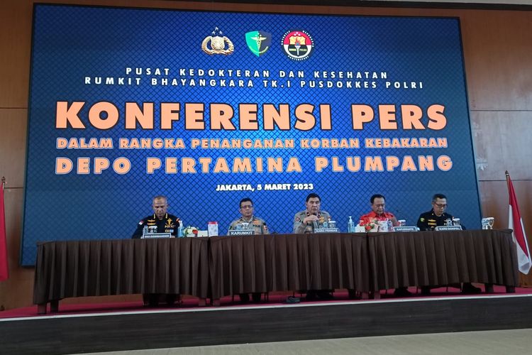 Konferensi pers identifikasi jenazah korban kebakaran Depo Pertamina Plumpang di RS Polri Kramatjati, Jakarta Timur, Minggu (5/3/2023).