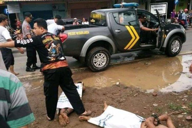 Polisi amankan dua pria tanpa busana yang saling berpelukan di depan Pasar Trangkil Pati. 