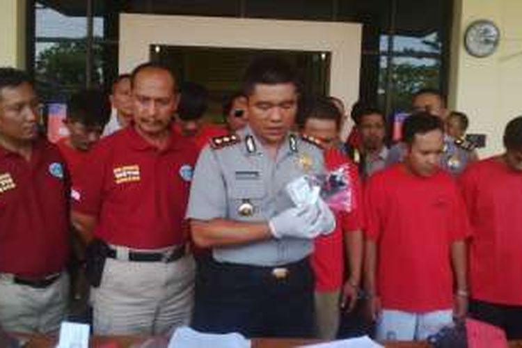 Kapolresta Pekalongan, Jawa Tengah menunjukkan barang buti sabu-sabu dari tujuh pelaku yang terdiri dari pengedar dan pengguna narkotika. 