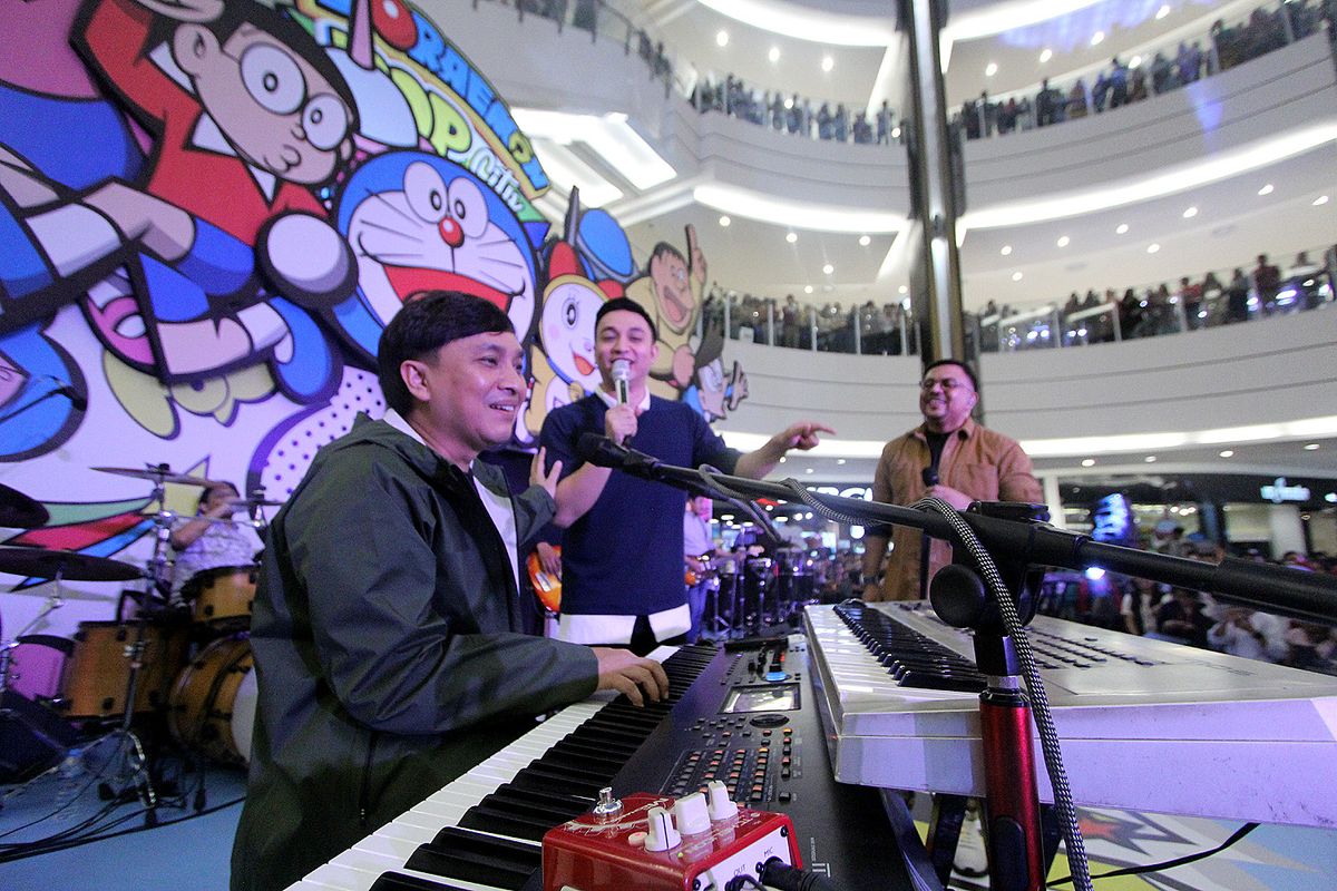 Kahitna hadir di area Main Atrium, AEON Mall BSD City pada Sabtu (15/6/2019) malam. Kahitna manggung menghibur pengunjung selama satu jam. 