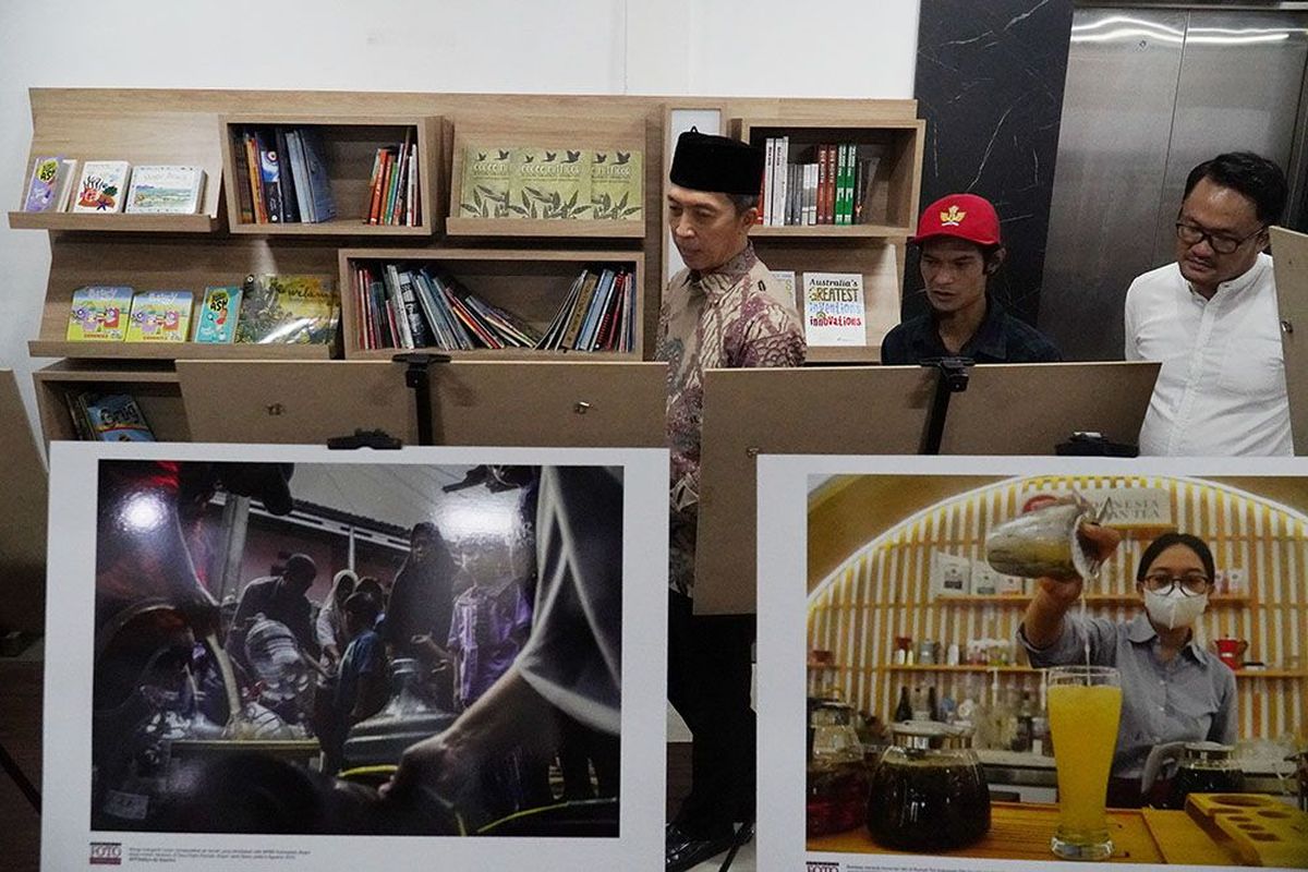 Wakil Wali Kota Bogor Dedie Rachim didampingi Ketua Pewarta Foto Indonesia (PFI) Bogor Hendi Novian saat melihat pameran foto jurnalistik yang digelar di Gedung Perpustakaan dan Galeri Kota Bogor, Senin (6/11/2023).