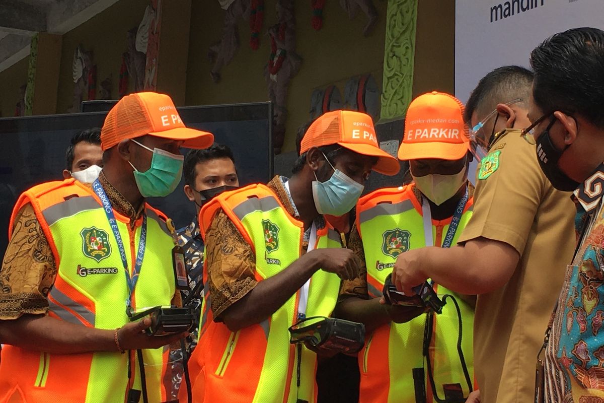 Wali Kota Medan, Bobby Nasution melakukan simulasi pembayaran dalam acara peluncuran sistem e-Parking di Jalan Zainul Arifin.