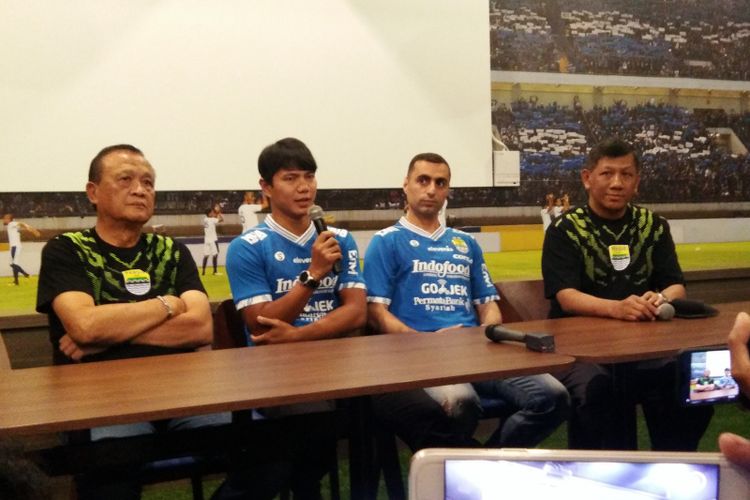 Bek Persib Bandung Achmad Jufriyanto saat menjalani sesi konferensi pers di Graha Persib, Jalan Sulanjana, Kamis (18/4/2019).