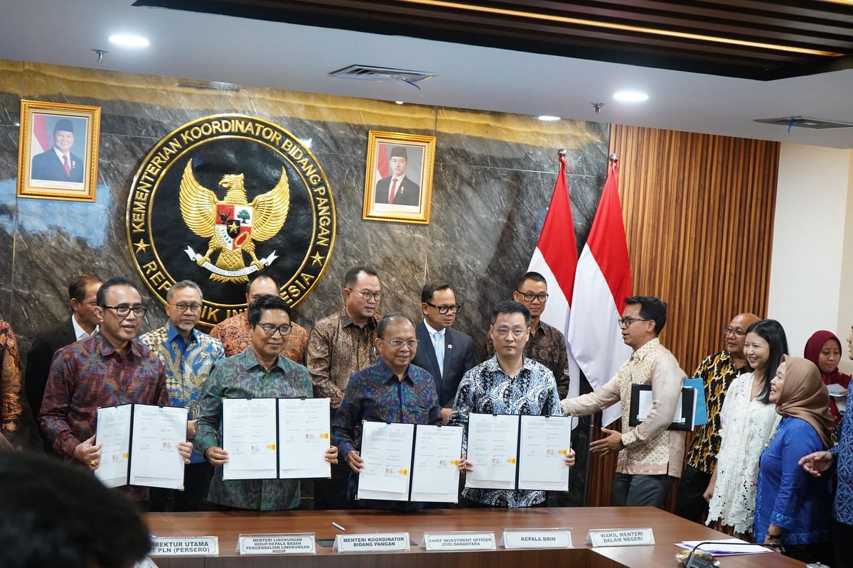 Gubernur Bali Wayan Koster dalam penandatangan nota kesepahaman (MoU) pembangunan infrastruktur Pengolahan Sampah menjadi Energi Listrik (PSEL) antara Pemerintah Provinsi (Pemprov) Bali bersama pemerintah pusat di Jakarta, Selasa (21/4/2026).
