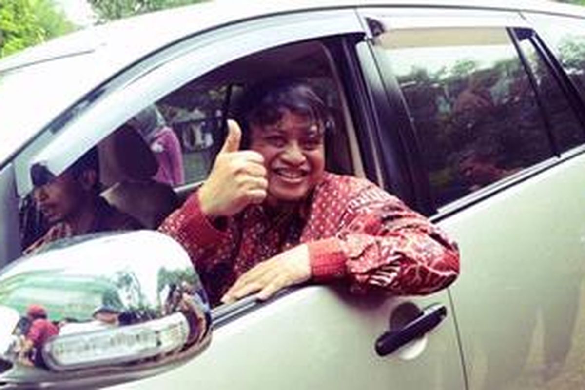 Wakil Menteri ESDM Widjajono   Partowidagdo saat melakukan kunjungan dan menerima pemasangan Eco Power Booster pada kendaraannya di kampus Universitas Nasional, Jakarta, Jumat (24/2/2012).