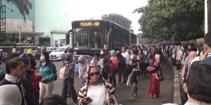 Antrean Transjakarta di mall Cibubur Junction di hari pertama ganjil-genap, Senin (16/4/2018)
