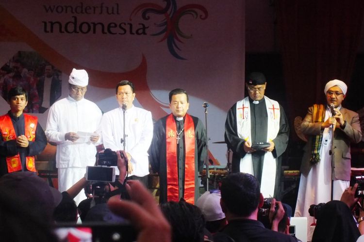 Enam tokoh pemuka agama yang masing-masing mewakili agama Islam, Kristen Protestan, Kristen Katolik, Hindu, Budha, dan Kong Hu Cu memimpin doa bersama dalam pembukaan perayaan Cap Go Meh Bogor Street Festival, Selasa (19/2/2019).