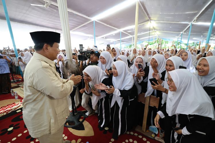 Calon presiden (capres) nomor urut 2 Prabowo Subianto saat menghadiri acara Doa Santri untuk Negeri, di Pondok Pesantren Genggong, Kabupaten Probolinggo, Jawa Timur (Jatim), Selasa (2/1/2024).