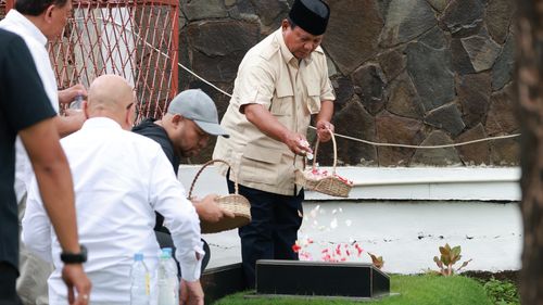 Usai Pemungutan Suara, Prabowo Ziarah ke Makam Ayah dan Ibunya