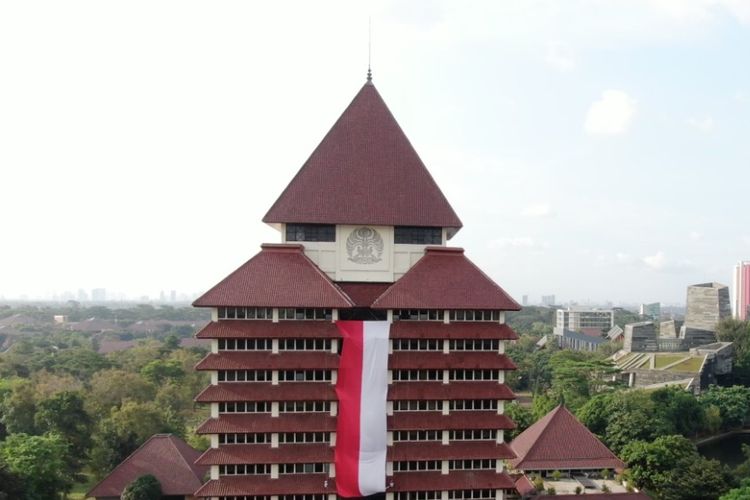 Kain merah putih raksasa membentang di Gedung Rektorat Universitas Indonesia, Depok, Jawa Barat. Pemasangan kain merah putih tersebut dilakukan oleh delapan anggota Unit Kegiatan Mahasiswa (UKM) Mapala UI.