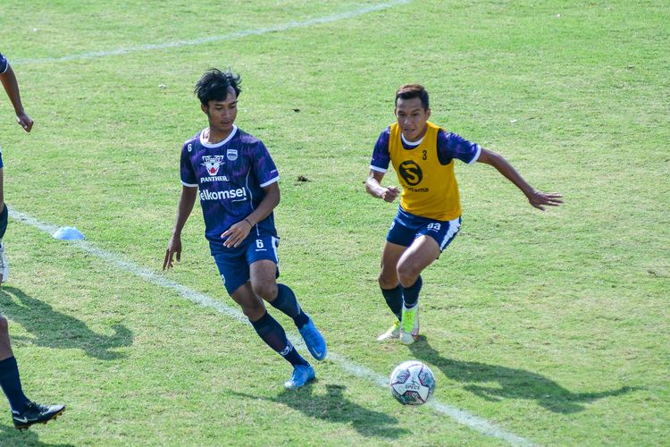 Robi Darwis gelandang muda Persib tengah dibayangi Erwin Ramdani (rompi kuning) dalam latihan Persib di Stadion Persib, Sidolig, Bandung. 