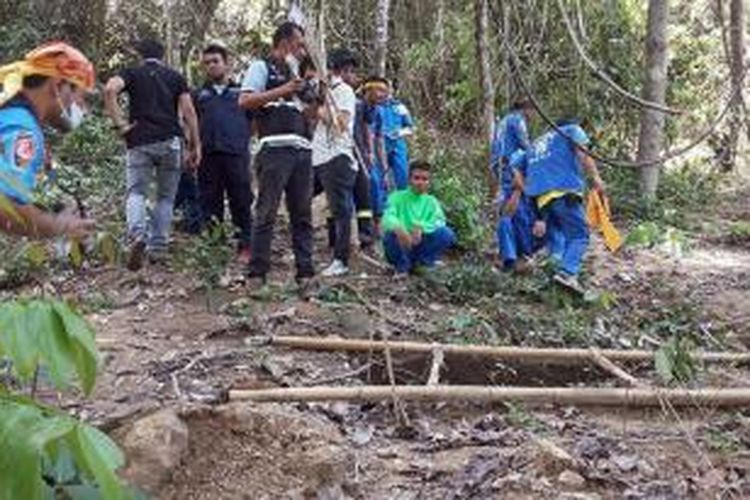 Aparat keamanan dan tim penyelamat Thailand saat memeriksa salah satu lokasi kuburan massal yang diduga berisi jasad para imigran Rohingya dan Banglades di sebuah hutan di dekat perbatasan dengan Malaysia.